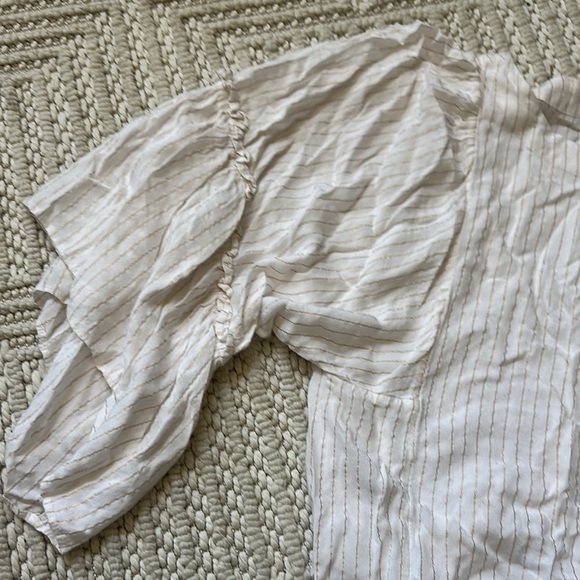 Elegant Cream Blouse with Ruffled Sleeves - Picture 5 of 9